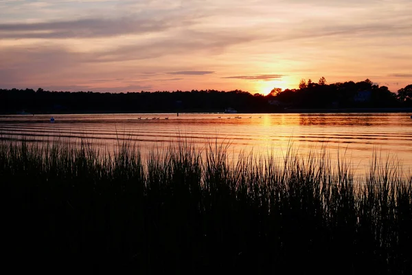 Buzzards Bay 에서는 이른 아침 분위기가 참 좋습니다. Onset, Massachusetts, USA. — 스톡 사진