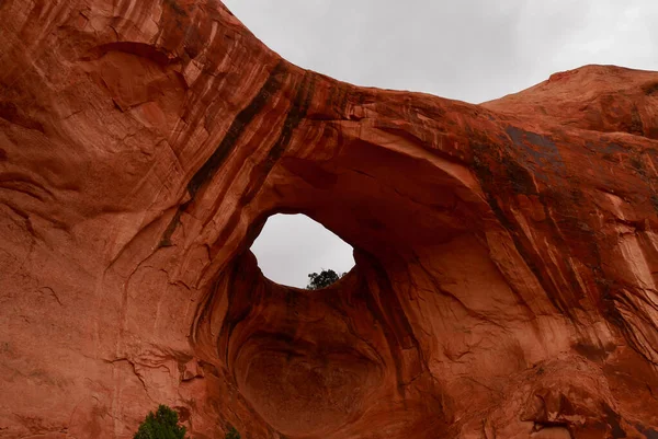 Close up of Bowtie Arch on the Corona Arch hiking trail after thunderstorm. Moab, Utah, USA. — Stockfoto