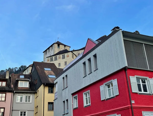 Színes házak az óvárosban Feldkirch, Vorarlberg, Ausztria Schattenburg a háttérben. — Stock Fotó