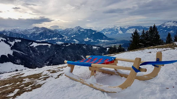 A puxar o trenó nos Alpes Austríacos. Paisagem inverno. — Fotografia de Stock