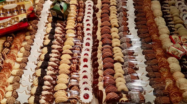 Feldkirch, Austria, 23.12.2020. Różne domowe ciasteczka świąteczne na wystawie w cukierni. — Zdjęcie stockowe