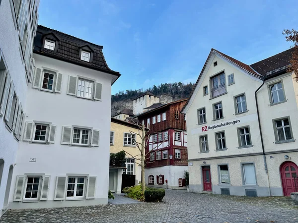 Feldkirch, Ausztria, 2021.11.18. Gyönyörű házak a régi város középkori Feldkirch Schattenburg a háttérben. Vorarlberg, Ausztria. — Stock Fotó