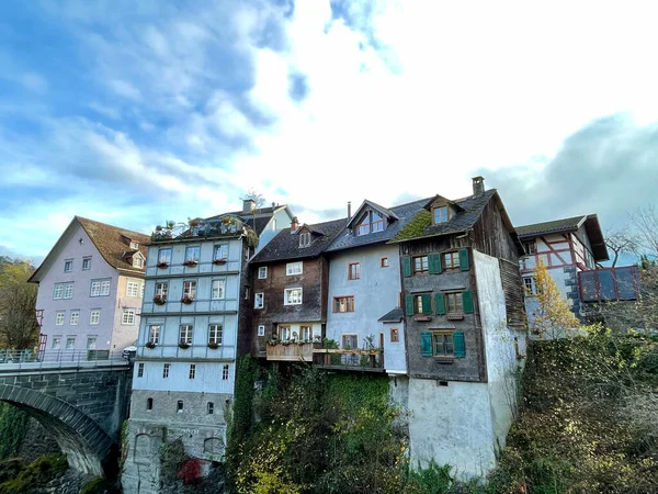 Barevné domy ve středověkém městě Feldkirch, Vorarlberg, Rakousko na břehu řeky Ill. — Stock fotografie