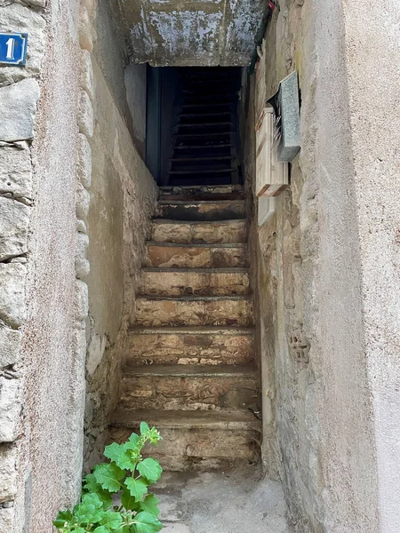 Bonifacio, Corsica, 26.07.2021. Zicht op steile smalle trap in oud herenhuis, Bonifacio, Corsica. — Stockfoto