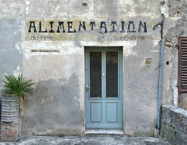 Fassade eines ehemaligen Lebensmittelgeschäfts in San Nicolao, einem verträumten Dorf in den Bergen von Castagniccia, Korsika, Frankreich. — Stockfoto