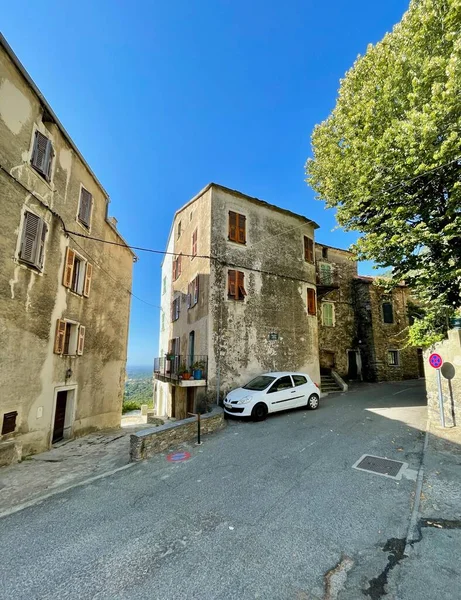 Typické kamenné domy v Santa Maria Poggio, zasněná vesnice uhnízděný v horách Castagniccia. Korsika, Francie. — Stock fotografie
