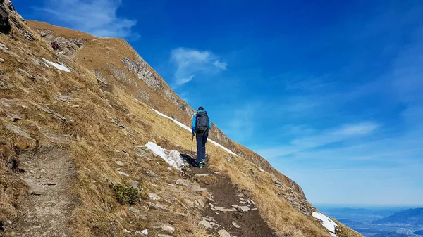 在瑞士阿尔卑斯山徒步旅行的人。可以看到莱茵河谷的Alvier 。瑞士圣加仑. — 图库照片