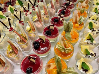 Bardakta çeşitli tatlılar ve tatlılar..