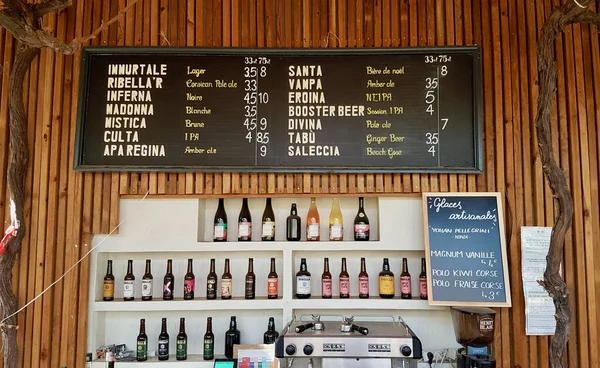 Patrimonio, Córcega, 23.08.2020. Bar mostrador en la cervecería Ribella con diferentes tipos de cervezas en exhibición. — Foto de Stock