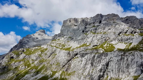 瑞士阿尔卑斯山中的巨大岩石面。瑞士Grisons Praettigau. — 图库照片