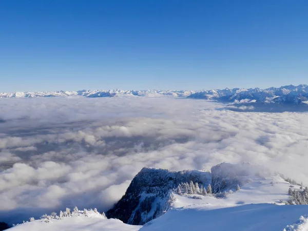 Avusturya Alpleri 'nin kışın Hoher Kasten teleferiğindeki dağ istasyonundan muhteşem manzarası. Alpstein, Appenzell, İsviçre. — Stok fotoğraf