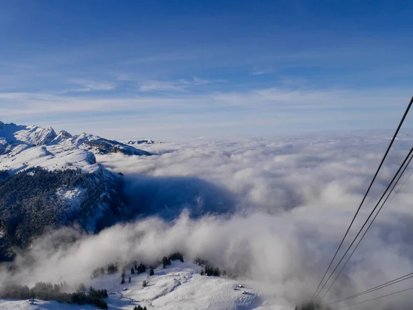 Kilátás Hoher Kasten felvonó kabin le ködös Alpstein hegyek és Appenzell. Svájc. — Stock Fotó