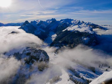 Hoher Kasten teleferiğinin dağ istasyonundan kışın Alpstein dağlarının muhteşem manzarası görülüyor. Appenzell, İsviçre.