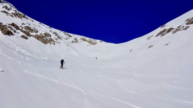 Bir grup kayak turisti Avusturya Alpleri 'nde mükemmel koşullarda bir zirveyi tırmanıyor. Vorarlberg, Avusturya.