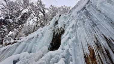 Buzul çağlayanlarındaki buz saçakları Rankweil 'deki Tor, Vorarlberg, Avusturya.