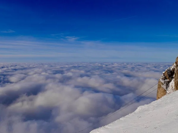 Hoher Kasten teleferiğinin dağ istasyonundan kışın görülen muhteşem sis örtüsü manzarası. Appenzell, İsviçre. — Stok fotoğraf