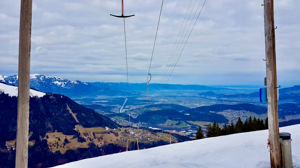 Elevador de esqui vintage Bazora com vista para Rheintal, Vorarlberg, Áustria. — Fotografia de Stock