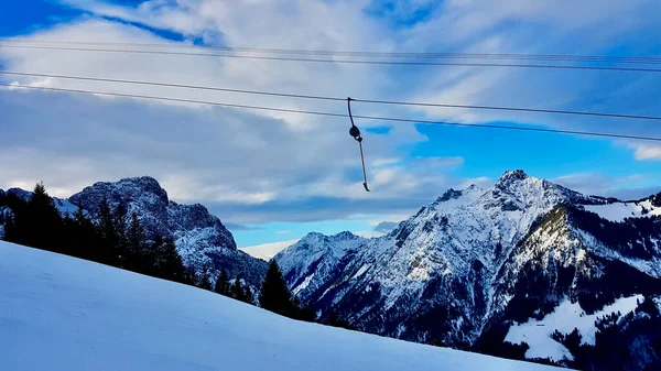 Vintage T-bar lift Bazora, καλυμμένο με χιόνι Drei Schwestern στο βάθος. Vorarlberg, Αυστρία. — Φωτογραφία Αρχείου