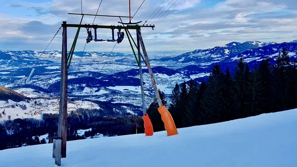 Vintage skilift Bazora met uitzicht op Rheintal, Vorarlberg, Oostenrijk. — Stockfoto