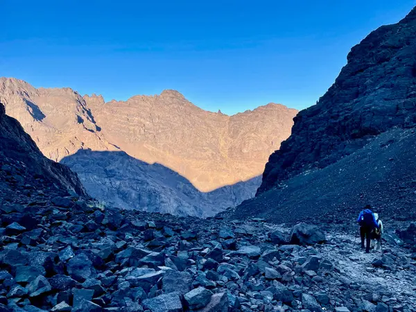 黎明时分，从北非最高峰Djebel Toubkal下山的远足者。摩洛哥. — 图库照片