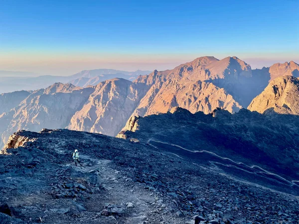 从远足小径到北非最高峰Djebel Toubkal的山脊，令人叹为观止。摩洛哥. — 图库照片