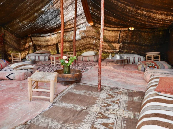 Dentro da tenda beduína colorida em Marrakech, Marrocos. — Fotografia de Stock