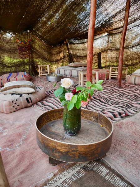 Renkli Berber çadır kampının dikey yakın çekimi. Marakeş, Fas.