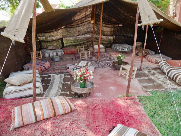 Tente bédouine avec oreillers confortables et tapis colorés à Marrakech, Maroc. — Photo