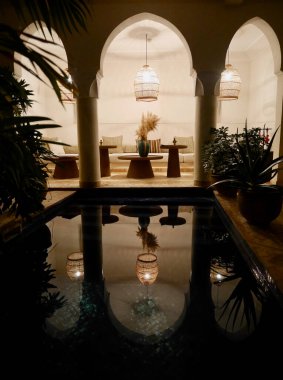 Marakeş, Fas, 23.10.2021. Geceleri geleneksel bir şenlik havuzu ve dinlenme odası olan avlu..