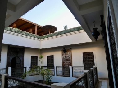 Marakeş, Fas, 24.10.2021. Geleneksel Riad 'ın avlusu. 