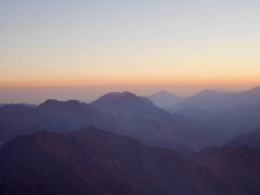 Güneş doğarken Kuzey Afrika 'nın en yüksek dağı olan Djebel Toubkal' ın tepesinden nefes kesici bir manzara. Fas.
