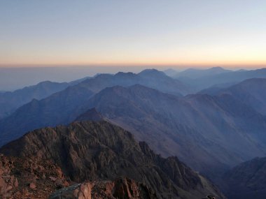 Güneş doğarken Kuzey Afrika 'nın en yüksek dağı olan Djebel Toubkal' ın tepesinden nefes kesici bir manzara. Fas.