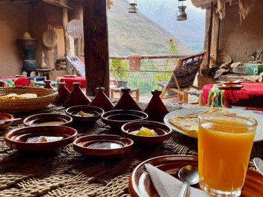 Yüksek Atlas Dağları 'ndaki güzel terasta nefis Fas kahvaltısı. Imlil, Fas.