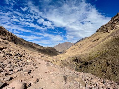 Toubkal Ulusal Parkı 'ndaki güzel manzara, Yüksek Atlas Dağları, Fas.