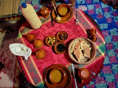 Güzel dekore edilmiş terasta lezzetli Fas yemeği. Imlil Vadisi, Fas.