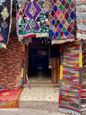 Yüksek Atlas Dağları 'ndaki Fas mağazasında asılı renkli Berberi halıları. Imlil Vadisi, Fas.