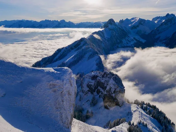 Látványos kilátás nyílik Alpstein hegyek télen a hegyi állomás Hoher Kasten felvonó. Appenzell, Svájc. — Stock Fotó