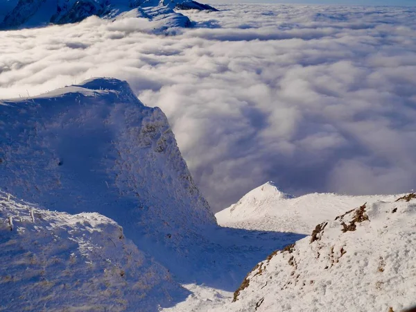 Látványos kilátás nyílik Alpstein hegyek és köd takaró télen a hegyi állomás Hoher Kasten felvonó. Appenzell, Svájc. — Stock Fotó