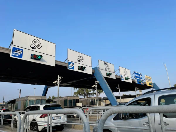 Milan, İtalya, 23.10.2021. İtalyan otobanındaki gişede..