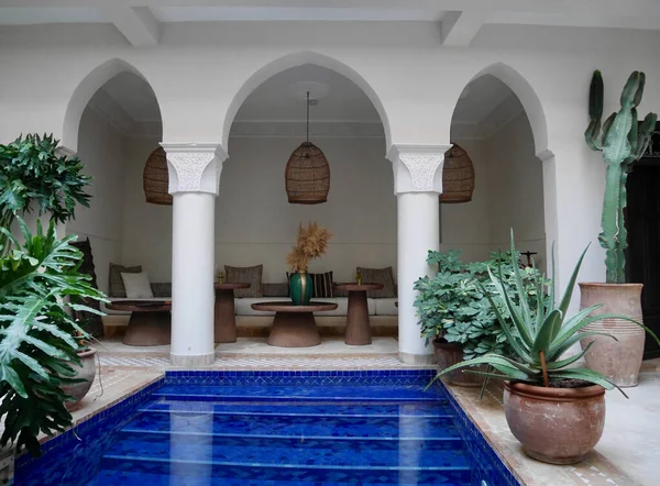 Marrakech, Morocco, 24.10.2021. Courtyard with pool and lounge area at a traditional riad. — Fotografia de Stock