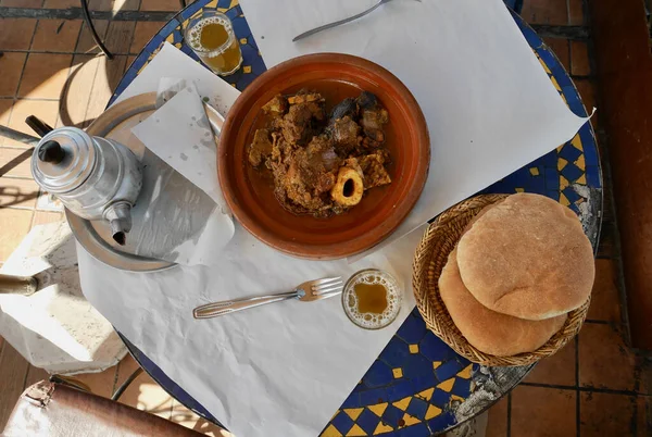 Plat local populaire Tangia, Tanjia, agneau rôti dans des pots d'argile au four Hammam, servi avec du pain et du thé à la menthe. Marrakech, Maroc. — Photo