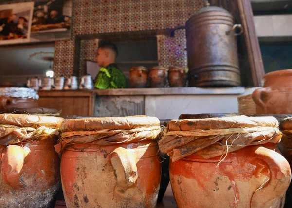 Marakeş, Fas, 24.10.2021. Meşhur yerel lokanta Chez Lamine, Mechoui Alley 'deki hac Mustapha, mechoui, tangia ve bütün koyun kafası gibi kızarmış kuzu spesiyaliteleriyle tanınıyor..