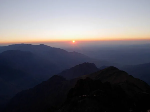 Καταπληκτική θέα από την κορυφή του Djebel Toubkal, Βόρεια Αφρική υψηλότερο βουνό, κατά την ανατολή του ηλίου. Μαρόκο. — Φωτογραφία Αρχείου