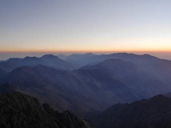 Εκπληκτική θέα από την κορυφή του Djebel Toubkal, Βόρεια Αφρική υψηλότερο βουνό, κατά την ανατολή του ηλίου. Μαρόκο. — Φωτογραφία Αρχείου