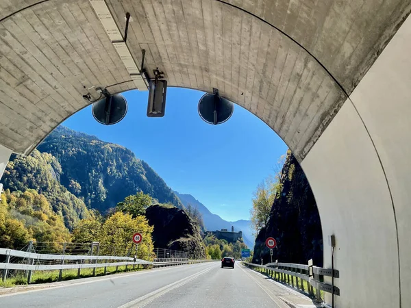 Vista a través del túnel de la autopista hacia las montañas suizas en un hermoso día de otoño. —  Fotos de Stock