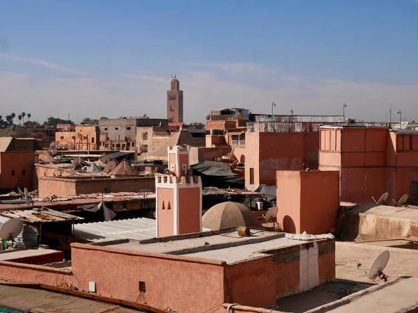 Panorama van de medina van Marrakech met Koutoubia moskee op de achtergrond, Marokko. — Stockfoto