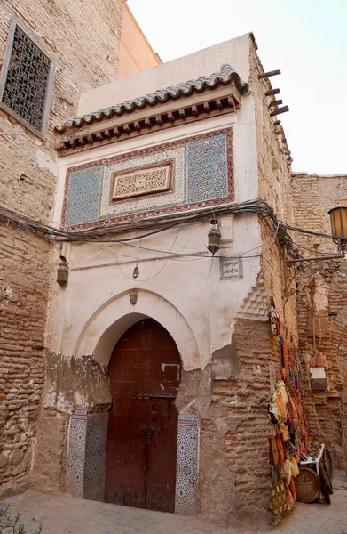 Μαρακές, Μαρόκο, 24.19.2021.Παραδοσιακή μαροκινή πόρτα εισόδου με ανατολίτικο μοτίβο. — Φωτογραφία Αρχείου
