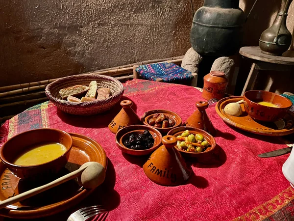 Deliciosa cena en la hermosa casa de familia bereber decorada en las montañas del Alto Atlas. Valle de Imlil, Marruecos. — Foto de Stock