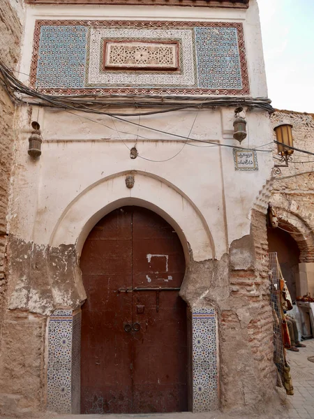 Marrakech, Morocco, 24.10.2021. Colorful Moroccan entrance door with hand crafted stucco. — Stock Photo, Image