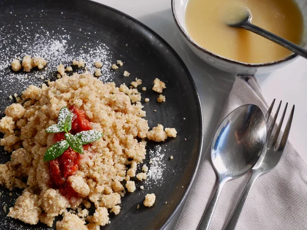 Ev yapımı elma soslu Avusturya çöreği. Riebel, Vorarlberg 'de geleneksel bir mısır ve irmik tabanlı yemek..